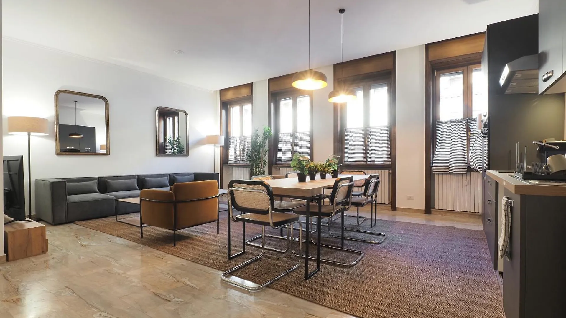 Homnest I Milano Duomo Penthouseアパートメント アパート ミラノ
